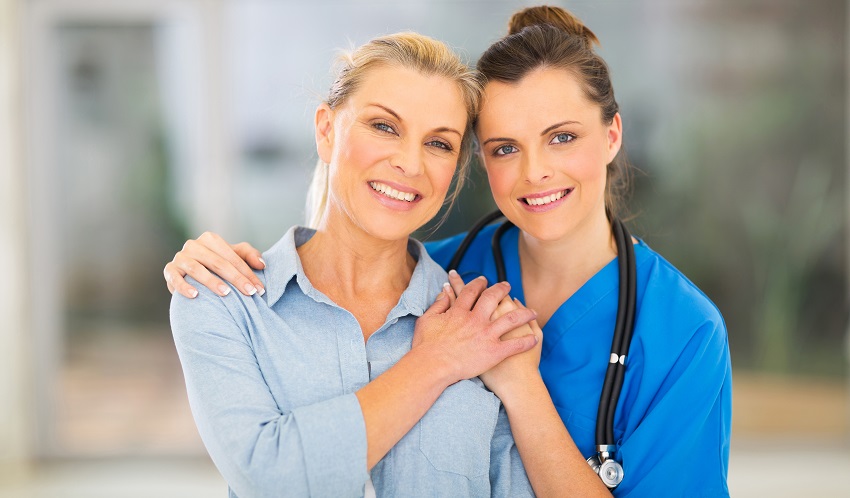 Krankenschwester mit glücklicher Patientin